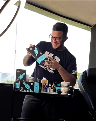כיצד אמני קעקוע סלבריטאים באינטרנט בונים מותגים אישיים ומייצרים תנועה באמצעות...