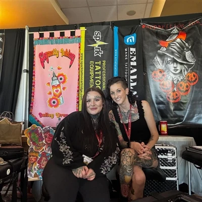 SPARK-אמן מוסמך זוכה להצטיינות מובילה בתערוכת CPA Tattoo Expo, ומציג את מצוינ...